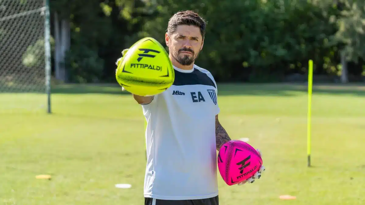 Pizarra táctica con esquemas ofensivos de fútbol