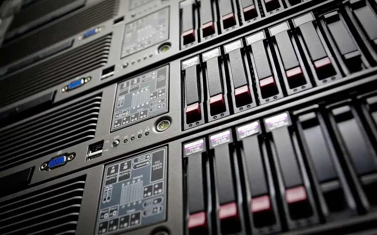 Centro de datos con paneles y conexión a la red eléctrica