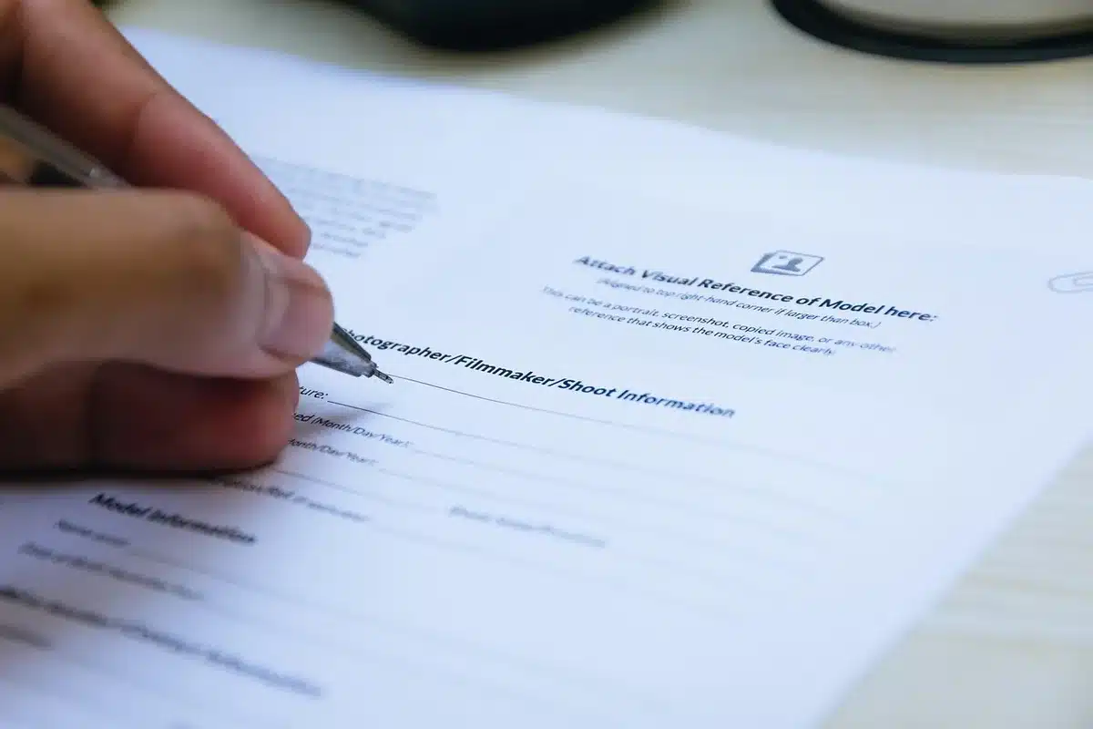 Representantes empresariales y documentos sobre la mesa en una reunión