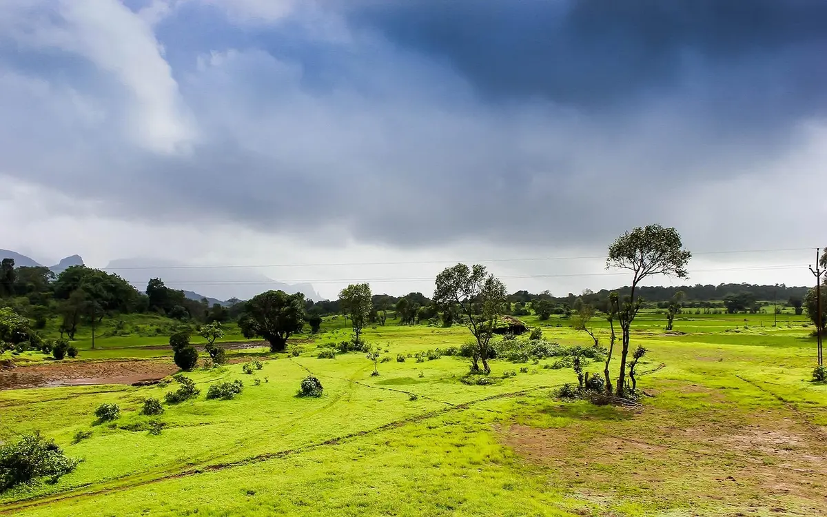 Cielo oscuro con nubes de tormenta, lluvia intensa y viento fuerte en paisaje rural