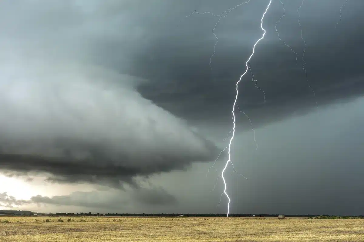 Tormenta con granizo sobre paisaje gallego