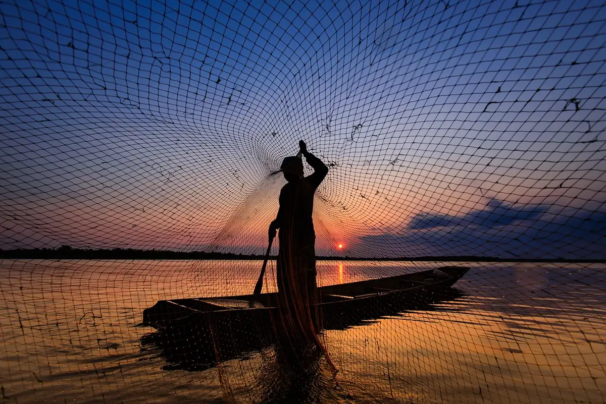 Río usado para riego y pesca que ilustra funciones económicas