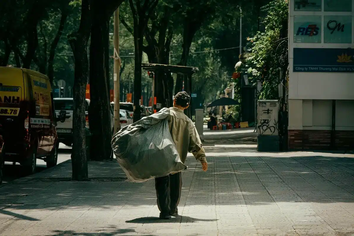 Calle urbana bajo intenso calor de verano con ciudadanos buscando sombra