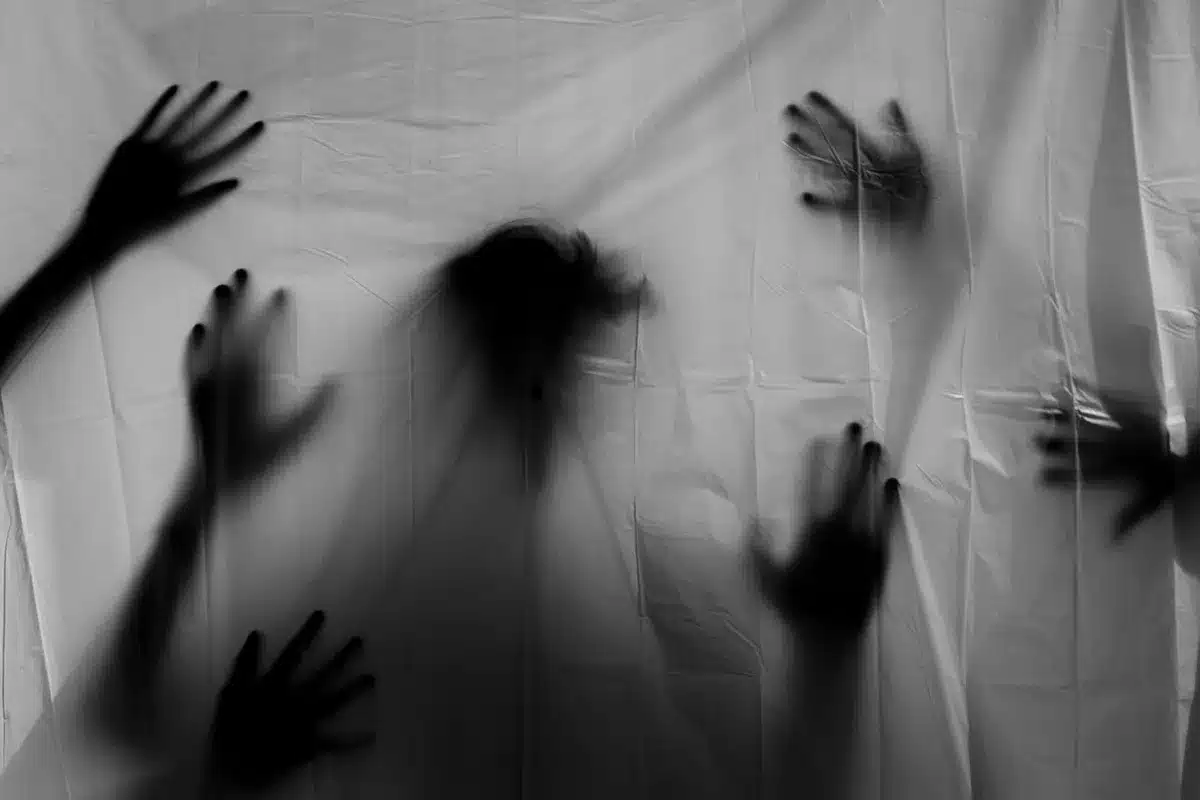 Pasaje temático de horror con decoración oscura y efectos de terror para visitantes