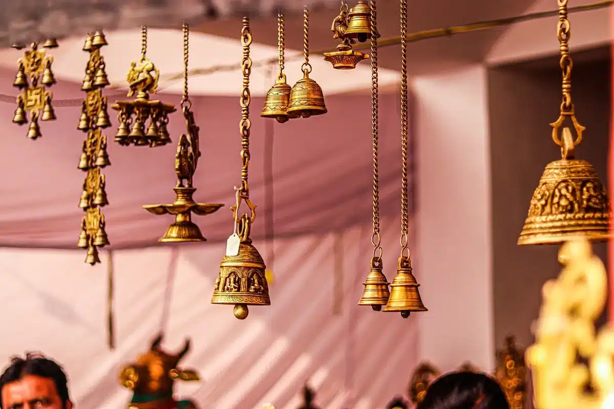 Interior de una tienda de carnicería de época con decoración oscura y atmósfera histórica del siglo XIX