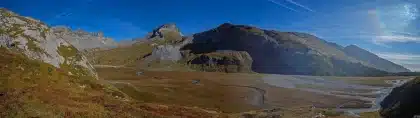 Orilla de río inundada con estructuras abandonadas y meandros recuperados en otoño