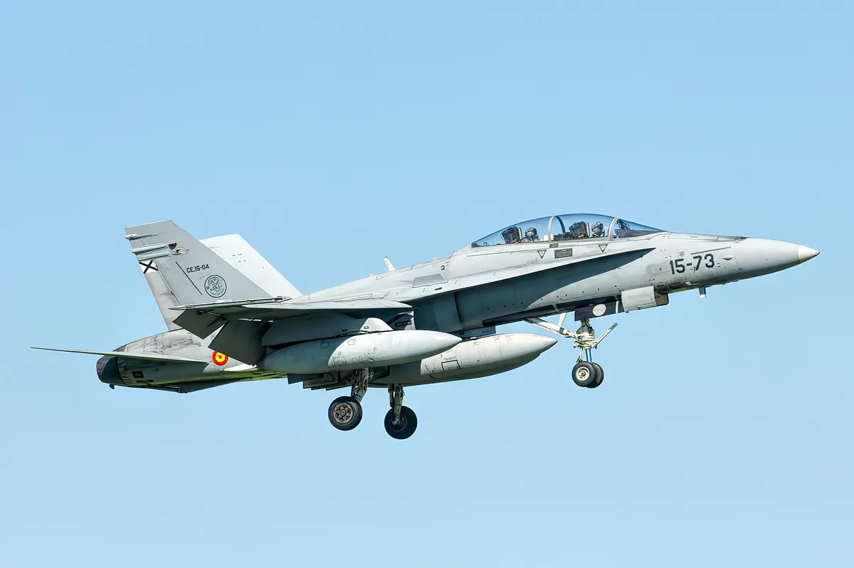 Cazas F-18 en vuelo de patrulla y vigilancia aérea