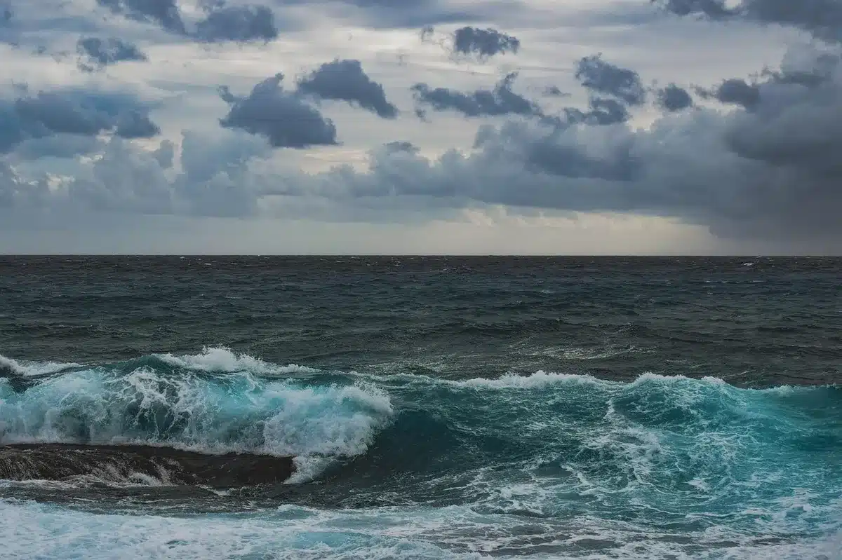 Cielo nuboso y lluvia ligera en la costa cantábrica