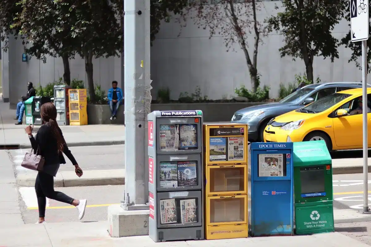 Primer plano de un taxímetro funcionando en la calle, mostrando tarifas