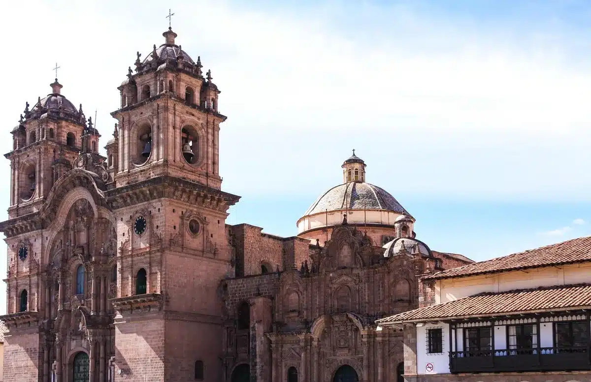 Iglesia con fieles en contexto de pobreza y comunidad