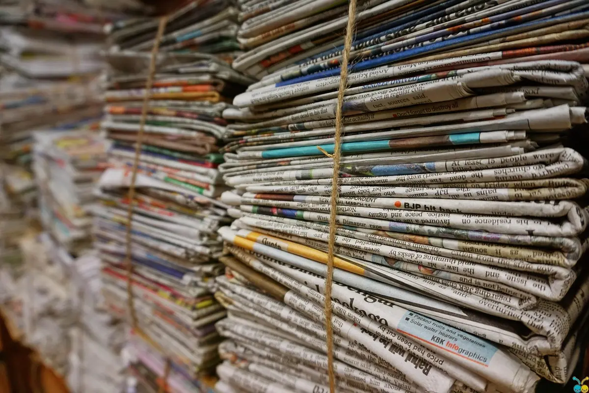 Documentos históricos y archivos del Vaticano en estantería