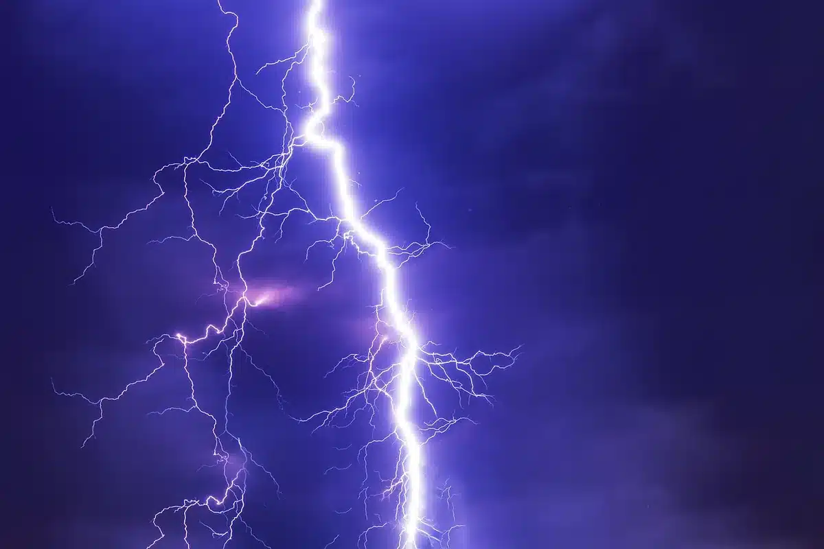 Tormenta con nubes oscuras y relámpagos sobre la península