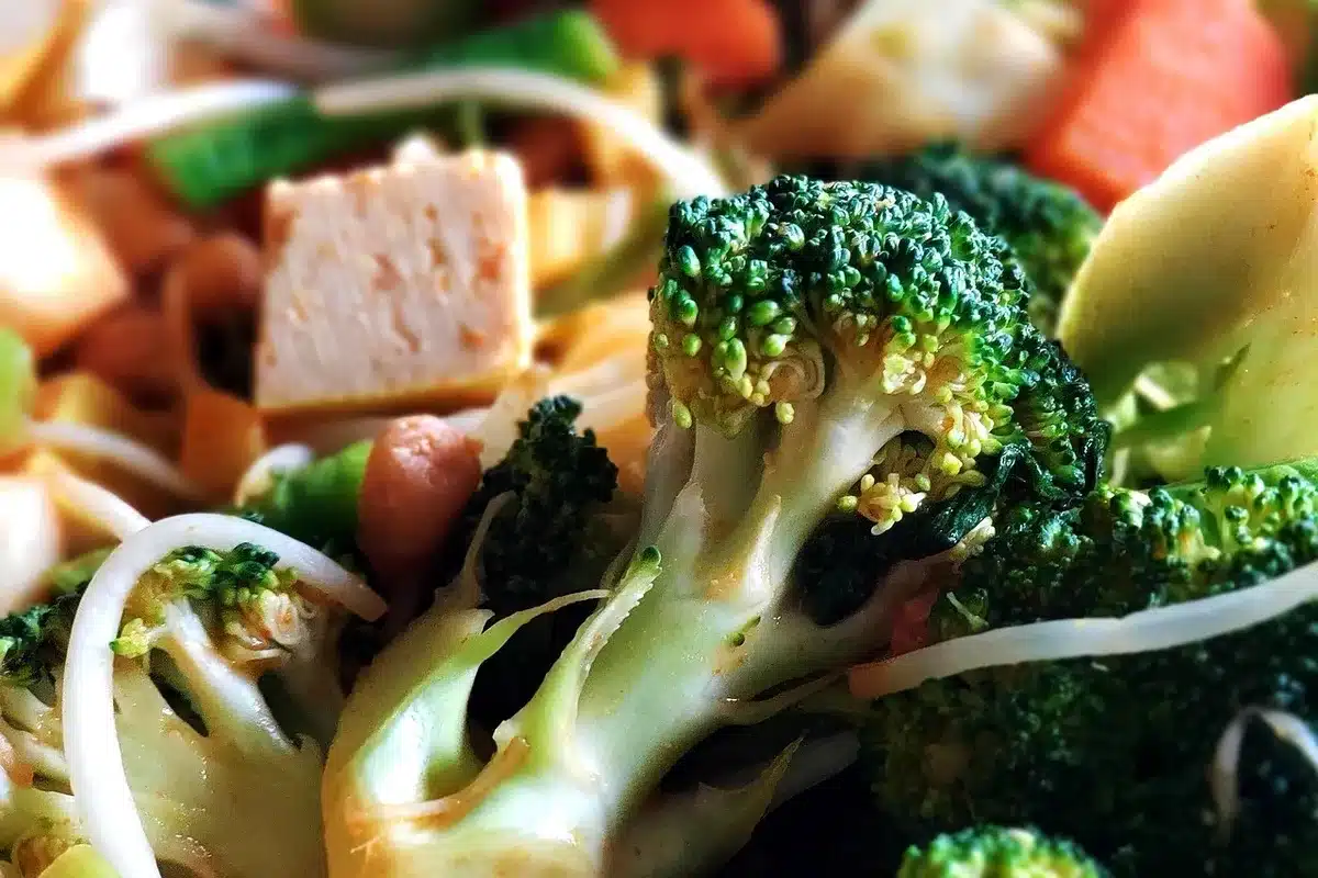 Verduras salteadas en un wok a fuego fuerte
