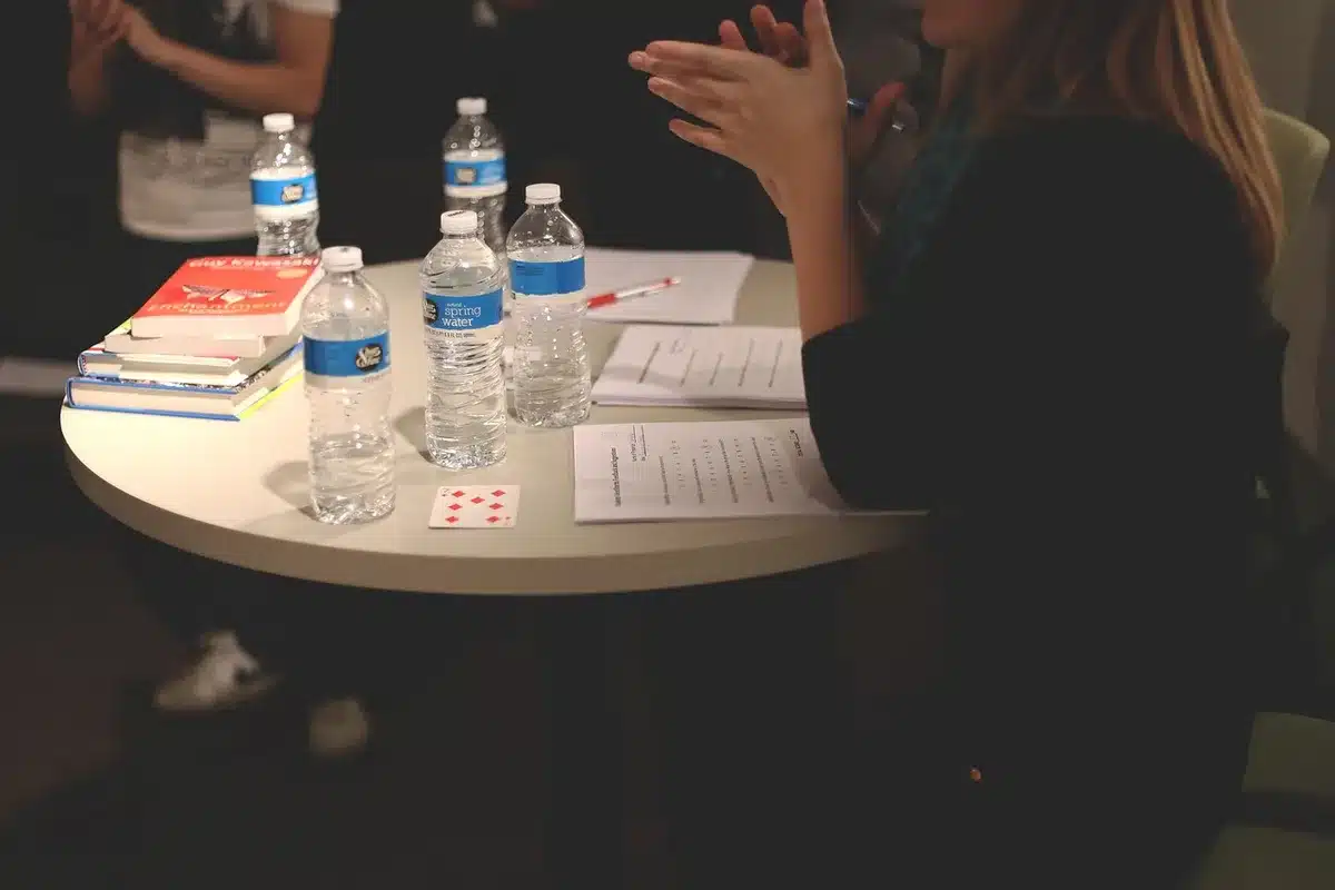 Equipo de campaña revisando documentos sobre una mesa