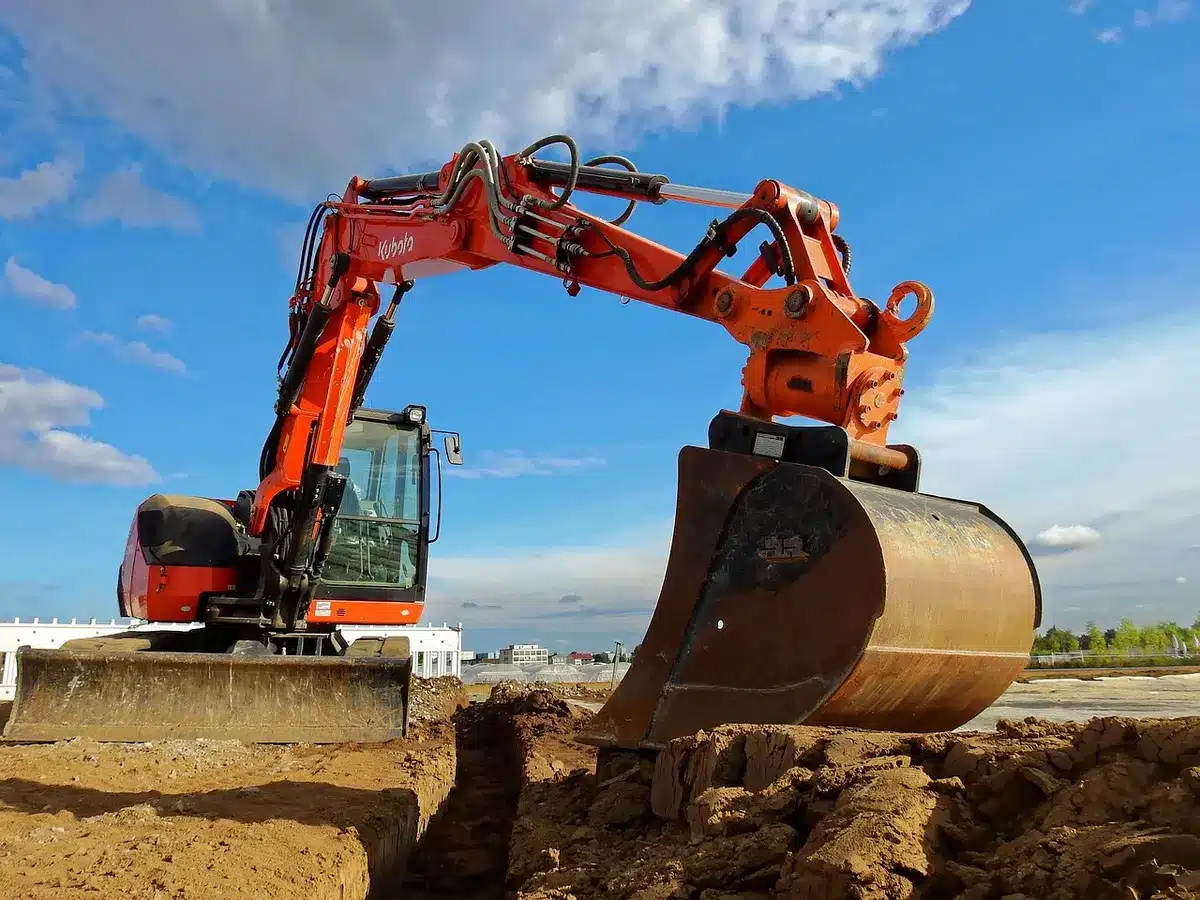 Montones de tierra y maquinaria en un solar en excavación