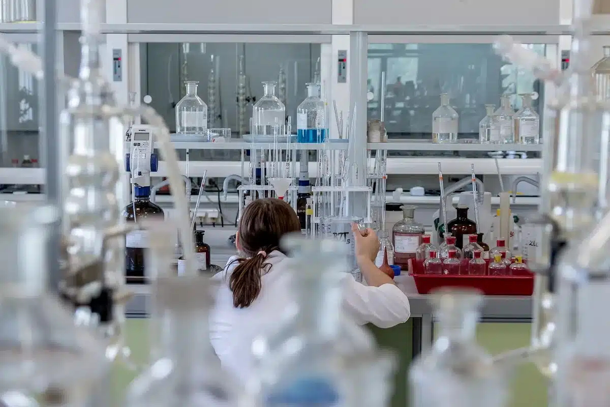 Investigador en laboratorio analizando muestras de café para estudio científico