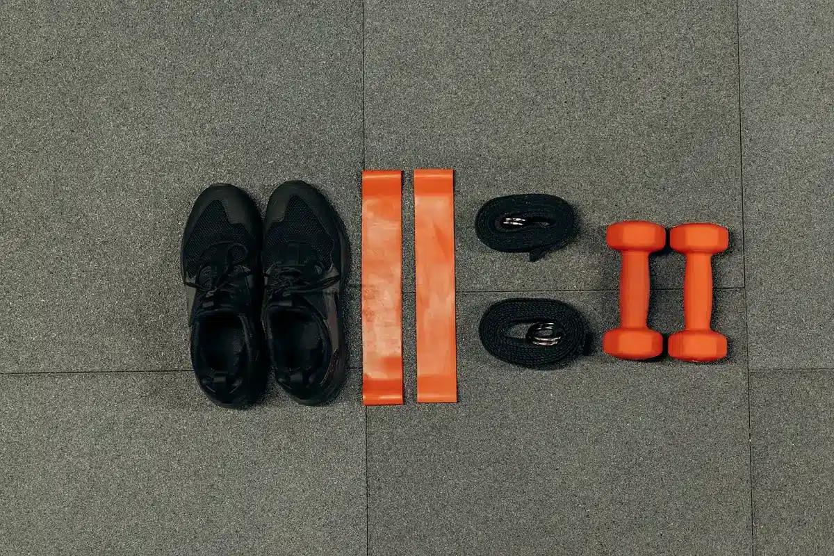 Entrenamiento físico de un piloto en gimnasio con equipo de fuerza
