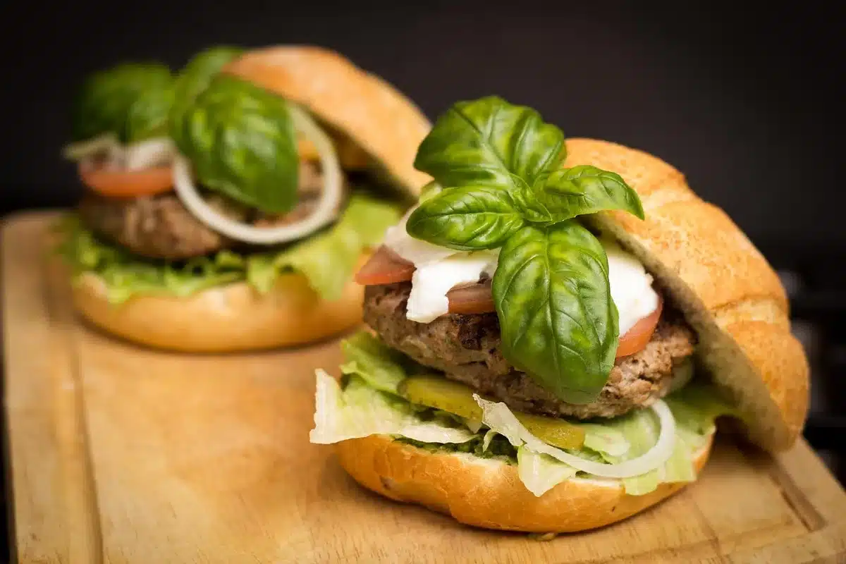 Comparación de comida rápida estadounidense: hamburguesa, refrescos y snacks industriales.