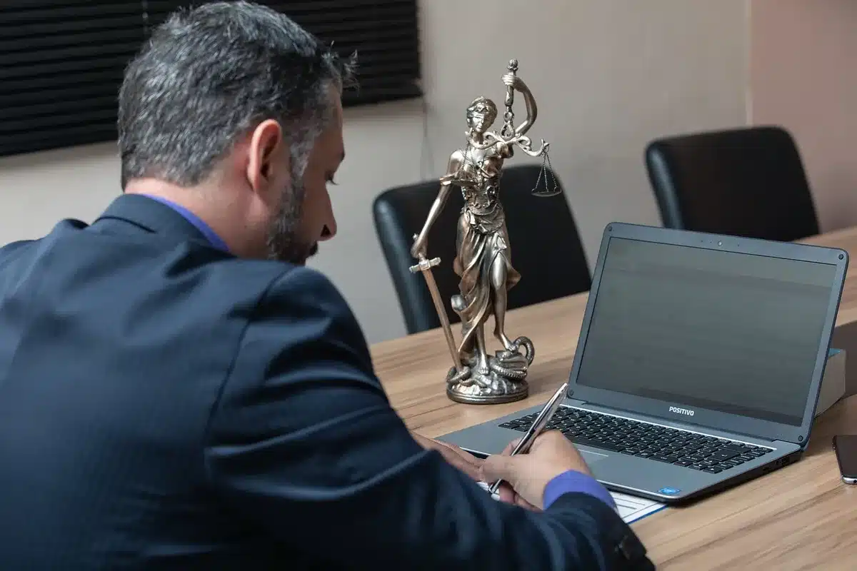 Abogados revisando documentos durante una audiencia preliminar