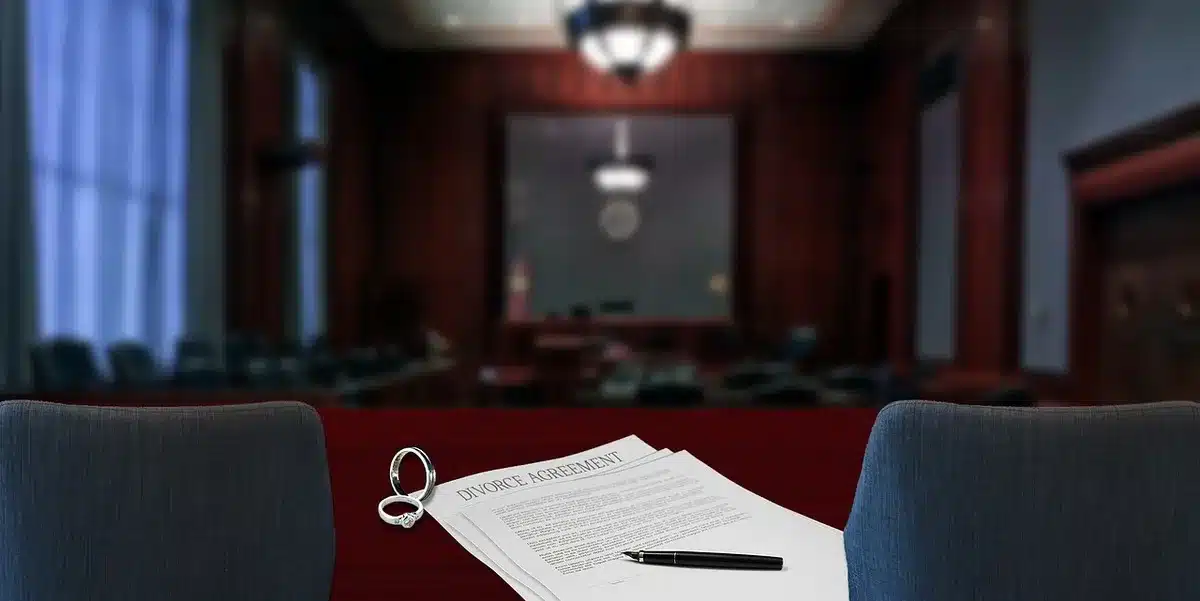 Mazo y papeles que simbolizan decisiones judiciales y posibles recursos