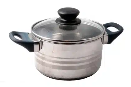 Olla programable con pantalla digital en una cocina moderna, lista para usar
