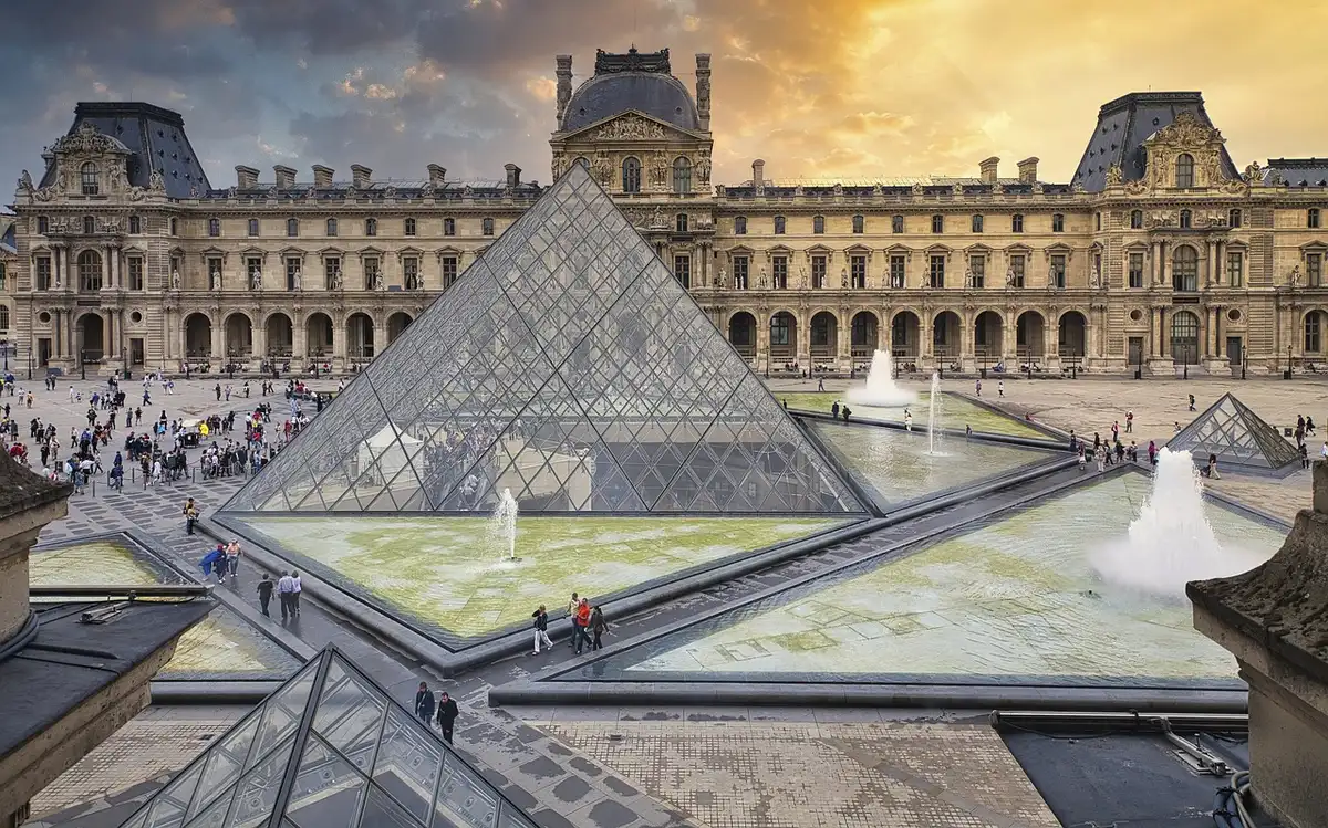 Hall Napoléon del Museo del Louvre con visitantes