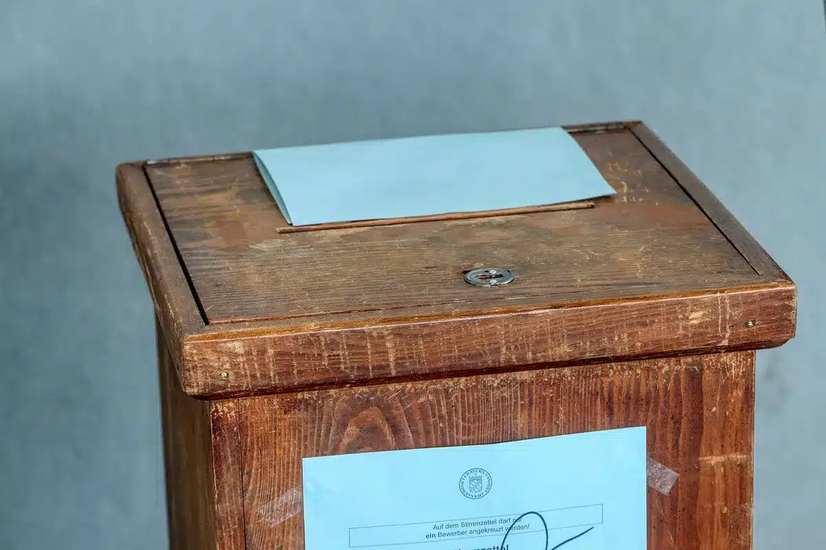 Urna electoral con papeletas de votación en un colegio electoral