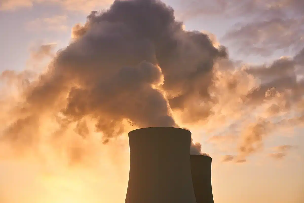 Central nuclear con torres de refrigeración emitiendo vapor