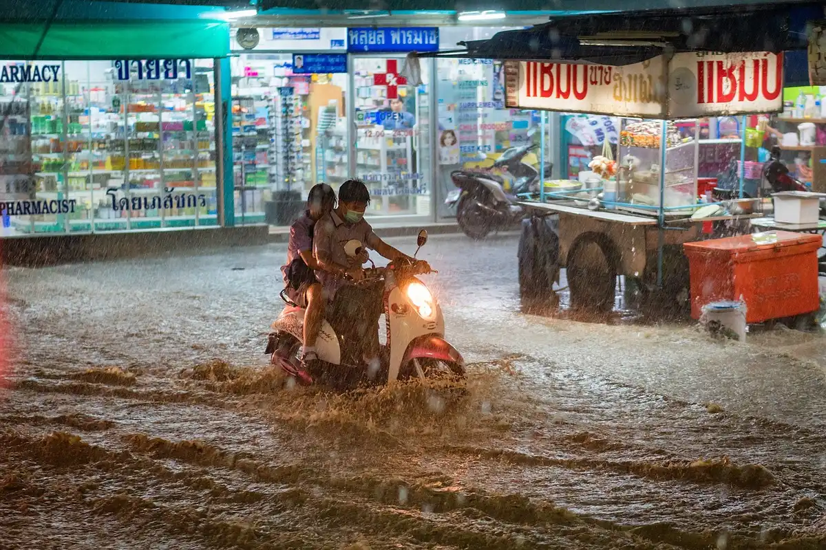 Calle inundada con agua y lluvia intensa en zona urbana