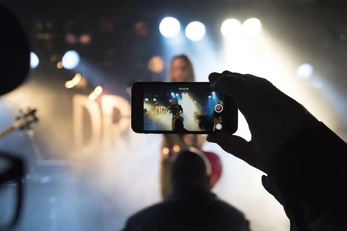 Concierto en vivo con público y escenario iluminado en el extranjero