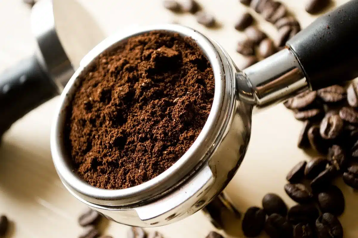 Persona preparando café de especialidad en casa con leche espumada
