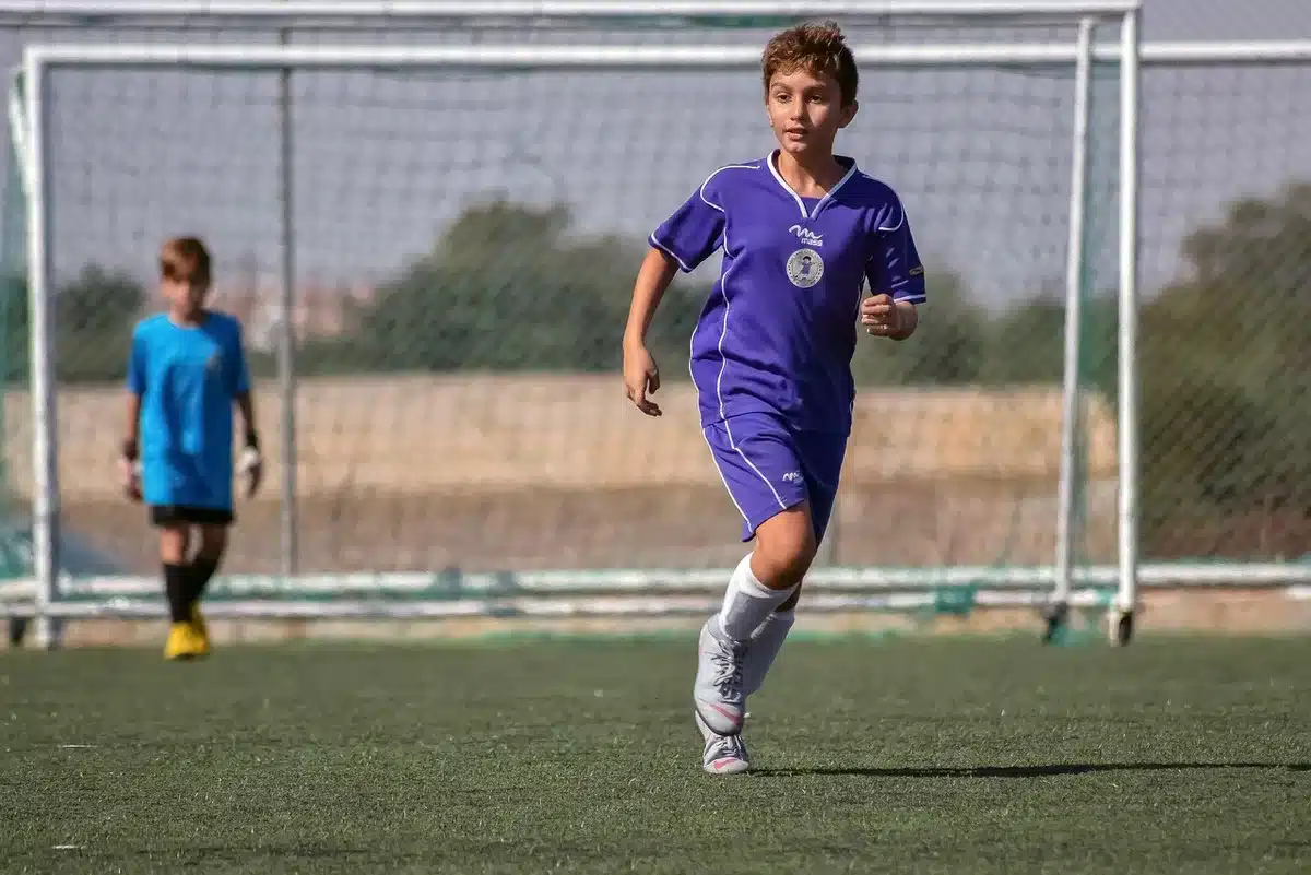 Shelton concentrado en la pista durante el partido