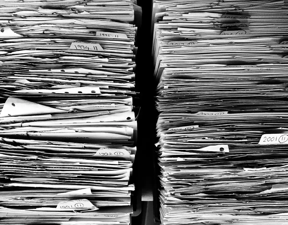 Documentos administrativos y expedientes sobre contratación pública