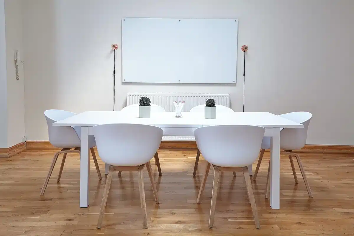 Prevención y rehabilitación en un vestuario con personal médico y mesa de tratamiento