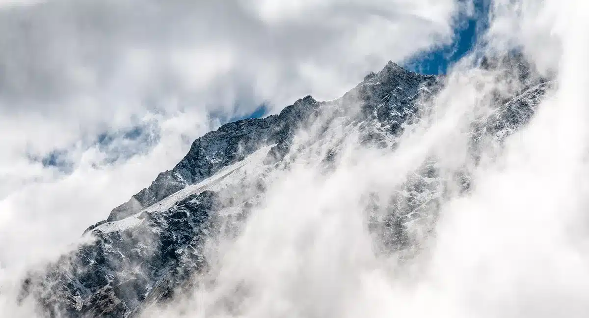 Nubes bajas en un puerto de montaña en el norte de España