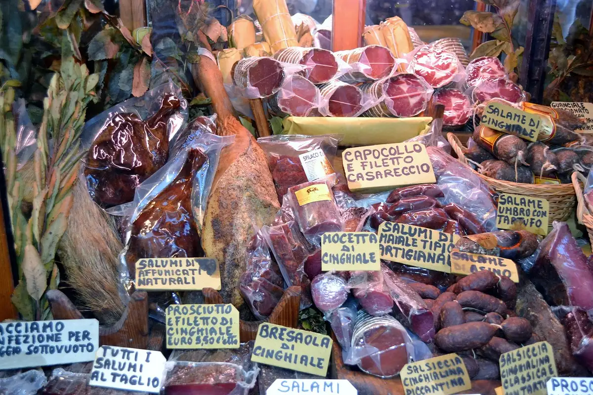 Corte de carne alargado de espaldilla en mostrador de carnicería