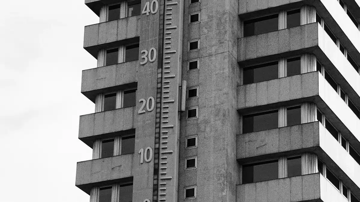 Fachada de local cerrado en zona céntrica urbana