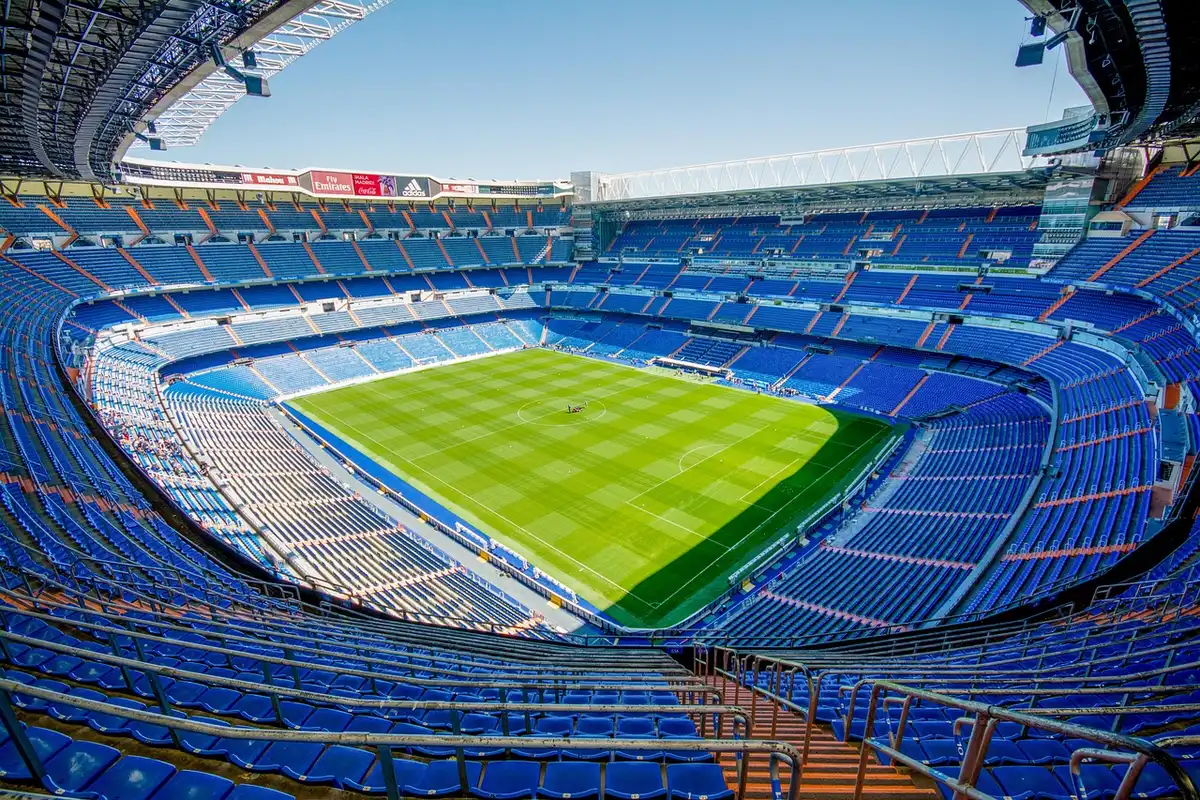 Personal de seguridad y control de público en un estadio deportivo