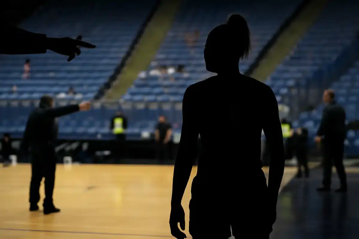 Confronta a un aficionado en la WNBA: A'ja Wilson considera inaceptable que un hombre la señale