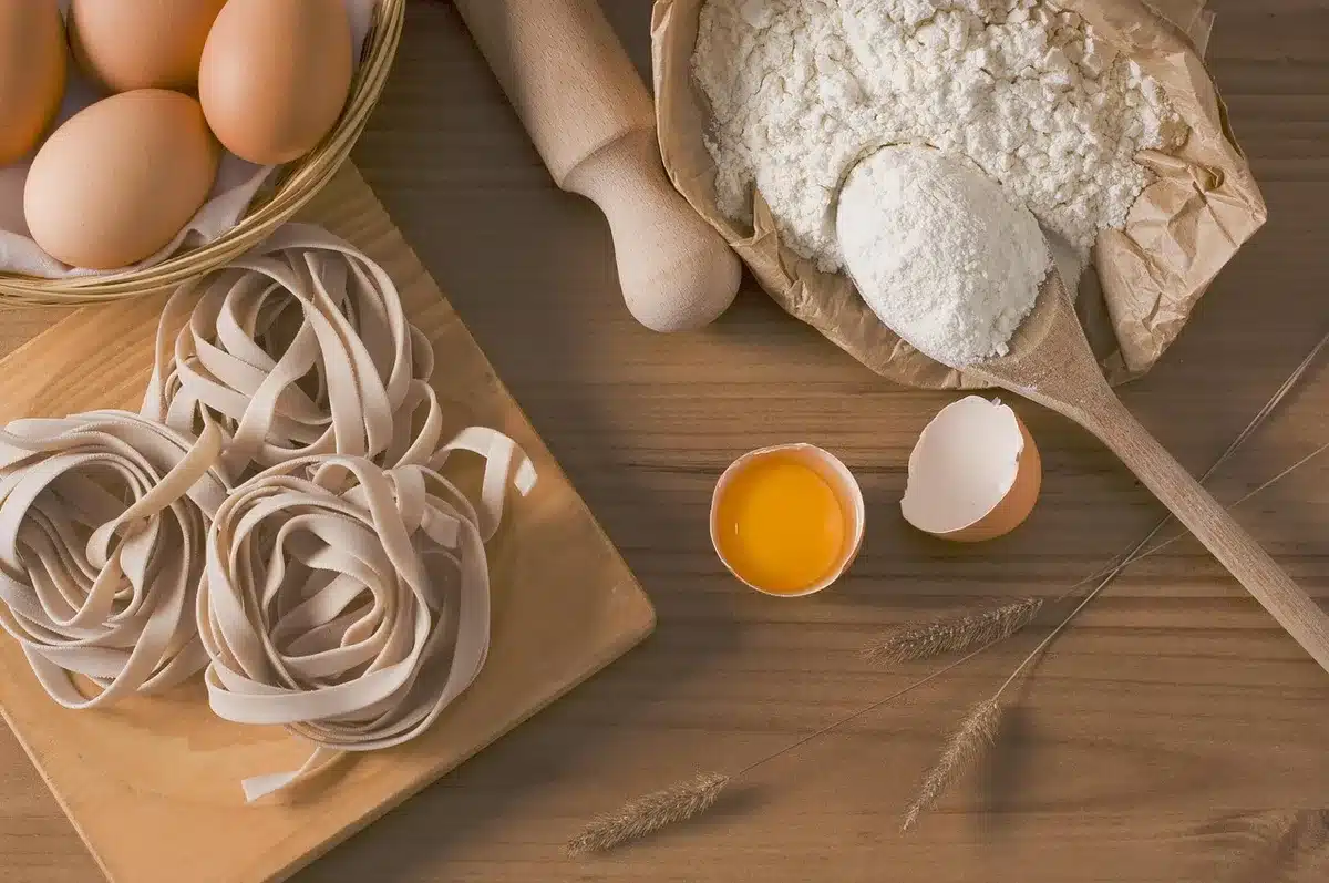 Cazuela donde se remueve la mezcla de leche de coco y espesante hasta espesar