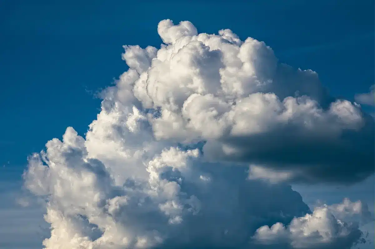 Panel informativo meteorológico con mapas de precipitación y temperaturas