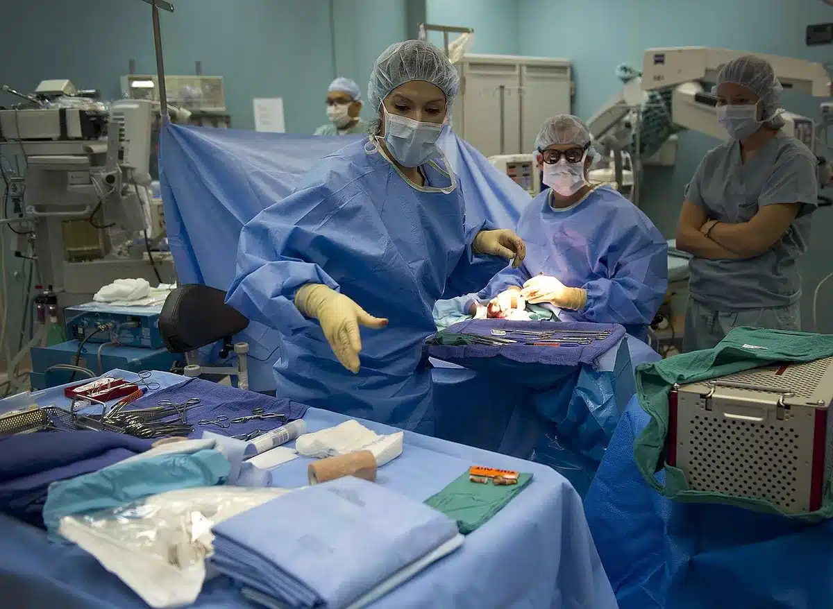 Sala de quirófano neurológico con equipo médico trabajando