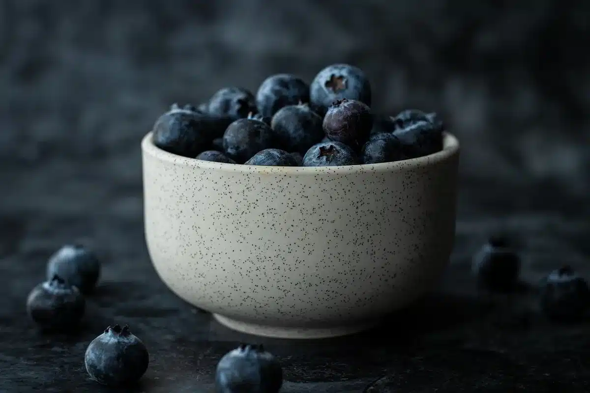 Ingredientes sobre la mesa: leche, nata, cacao y galletas tipo María