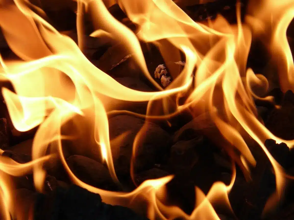 Termómetro urbano marcando altas temperaturas en septiembre