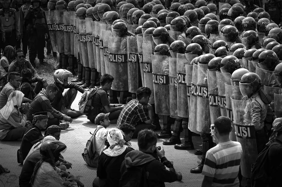 Vehículos y efectivos de una unidad de intervención policial en dispositivo
