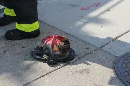 Sierra quemada con siluetas de bomberos y humo al fondo