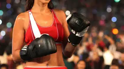 Guantes de pelea en intercambio dentro de un ring de gimnasio, silueta anónima