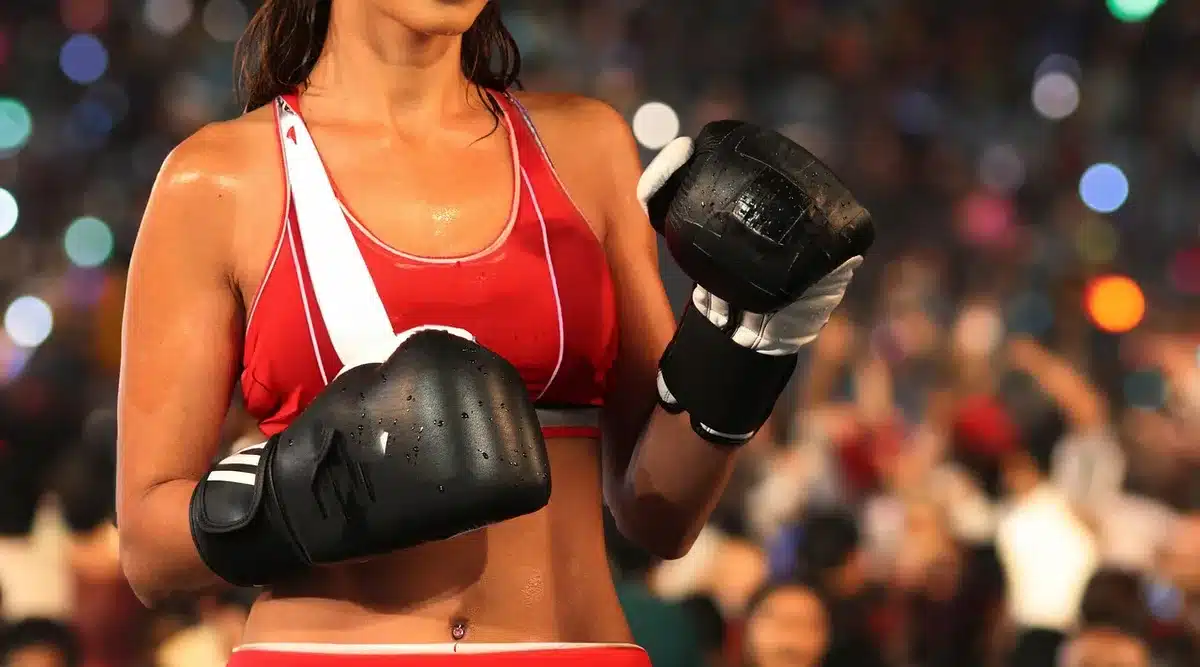 Guantes de pelea en intercambio dentro de un ring de gimnasio, silueta anónima