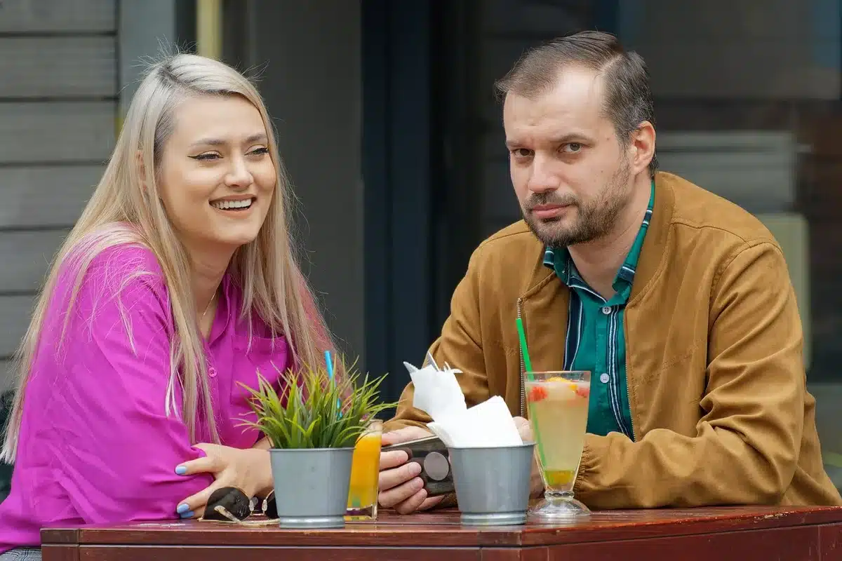 Comensales compartiendo raciones en restaurante informal