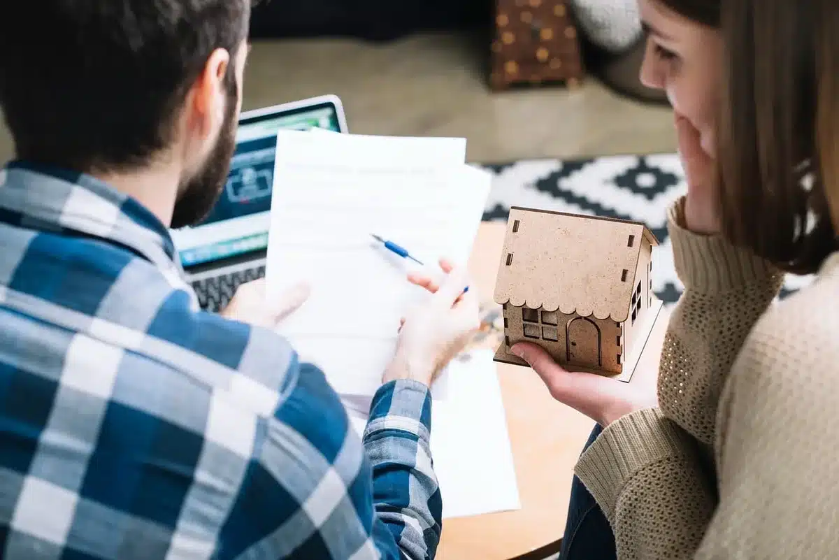 Documentos y planos que ilustran medidas de vivienda